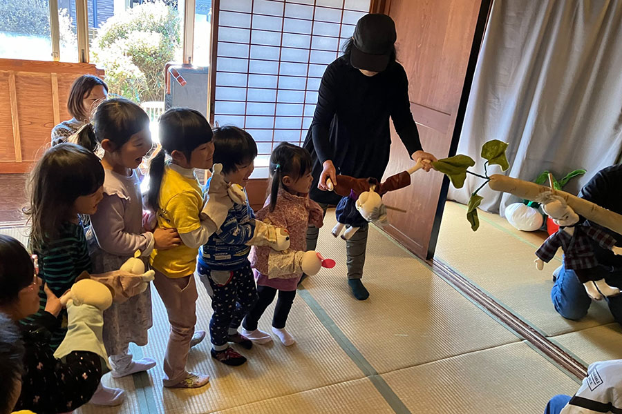 みつばちプロジェクト～あーとが届かない子どもたちのところに あちこちまわってあーとをお届けします～